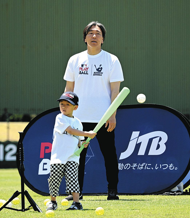 마쓰이 히데키가 일본 고향 이시카와현 어린이한테 야구를 가르치고 있다. 사진=PLAY BALL in ISHIKAWA