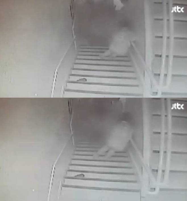 A씨의 남자친구가 범행 장소인 화장실에서 A씨를 발견하고 놀라 계단 난간에 몸을 기댄 채 발버둥치며 오열하는 모습이 담겼다. /사진=JTBC 뉴스화면 캡처
