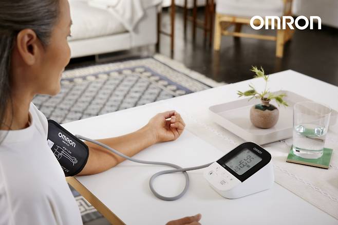 오므론헬스케어가 세계 최대의 공공 혈압 측정 캠페인 ‘5월은 혈압 측정의 달’에 8년 연속 참여했다./사진=오므론헬스케어