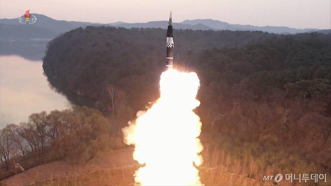 북한 조선중앙TV가 지난달 3일 새로 개발한 극초음속 활공비행 전투부를 장착한 새형의 중장거리 고체탄도미사일 '화성포-16' 형의 시험발사 장면을 보도하고 있다. / 사진=뉴시스