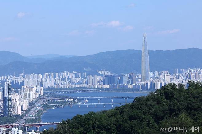 청명한 날씨를 보인 지난 16일 서울 중구 남산에서 롯데월드 타워가 선명하게 보이고 있다./사진=뉴시스
