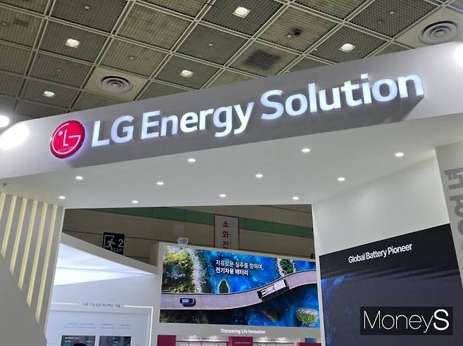LG에너지솔루션이 한화솔루션 큐셀 부문(한화큐셀) 미국 법인과 에너지저장장치(ESS) 배터리 공급 계약을 체결했다. 사진은 ‘인터배터리 2024’에 참가한 LG에너지솔루션. /사진=김동욱 기자