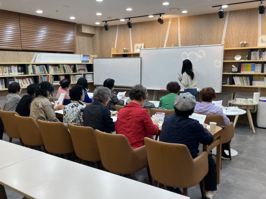 서울 영등포구에서 진행된 ‘친환경 샴푸 만들기’ 수업에 참석한 어르신들. 영등포구청 제공