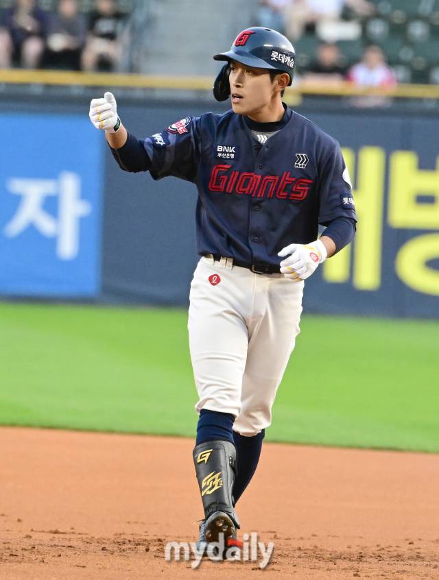 2024년 4월 13일 오후 서울 잠실야구장에서 '2024 신한 SOL Bank KBO리그' LG 트윈스와 두산 베어스의 경기가 열렸다. 롯데 황성빈이 1회초 1사 후 안타를 친 뒤 기뻐하고 있다./마이데일리