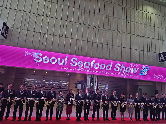 ‘2024 서울국제수산식품전시회(Seoul Seafood show 2024)’에서 주요 관계자들이 테이프 커팅식을 진행하고 있다. 김벼리 기자