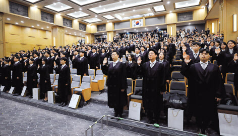 지난해 10월 서울 서초구 대법원에서 열린 신임 법관 임명장 수여식에서 새로 임명된 판사들이 선서를 하고 있다. [뉴시스]
