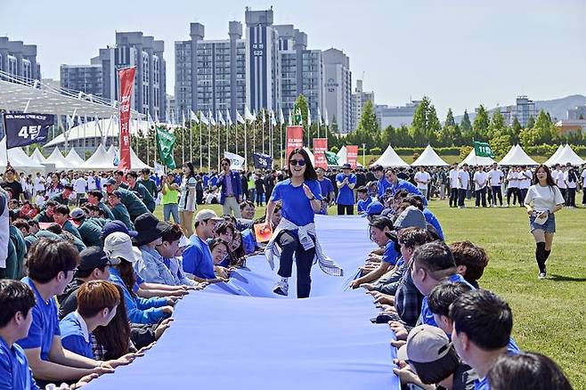 [서울=뉴시스] 오스템임플란트는 지난 10일 인천광역시 계양구에 위치한 계양아시아드양궁장과 실내체육관에서 전 임직원이 참여한 가운데 ‘2024 도전’ 워크숍을 개최했다고 17일 밝혔다. (사진=오스템임플란트 제공) 2024.05.17. photo@newsis.com *재판매 및 DB 금지