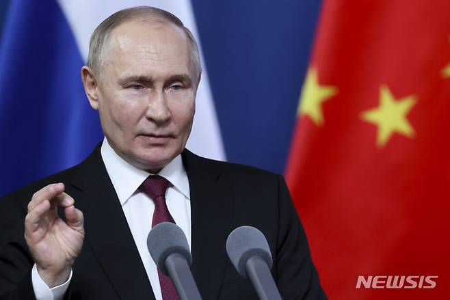 [AP/뉴시스] 블라디미르 푸틴 러시아 대통령이 17일 베이징에서 북부 하얼빈으로 와 하얼빈공대 학생들과 대화 자리에서 손 제스처를 하고 있다