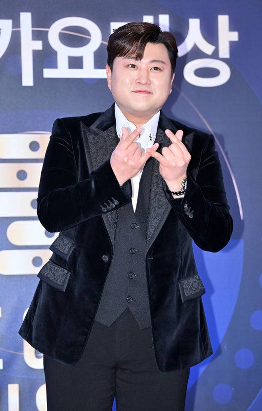 [OSEN=민경훈 기자] 19일 오후 서울 송파구 올림픽공원 KSPO DOME에서 제32회 서울가요대상 시상식 레드카펫 행사가 열렸다.가수 김호중이 입장하며 포즈를 취하고 있다. 2023.01.19 /rumi@osen.co.kr