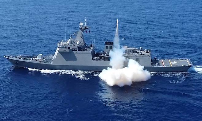 필리핀 해군 호위함 호세 리잘함이 지난 8일 남중국해 해상에서 해성 대함미사일을 발사하고 있다. AFP연합뉴스