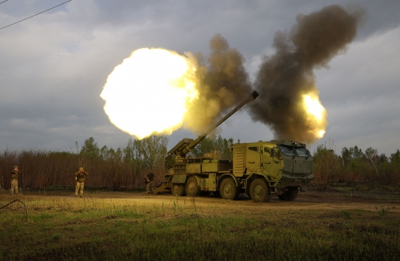 러시아 우크라이나 전쟁 - 2024년 4월 21일(현지시간) 우크라이나 전선에서 우크라이나군 제43기계화여단 소속 포병들이 155mm 자주포 2C22 ‘보다나’로 러시아군 진지를 향해 발포하고 있다. / 사진=AFP 연합뉴스