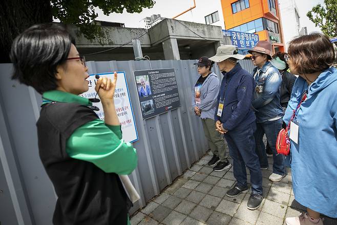 김향순 해설사(왼쪽)가 5·18 사적지 중 하나인 ‘고 홍남순 변호사 가옥’을 설명하고 있다. ⓒ시사IN 신선영