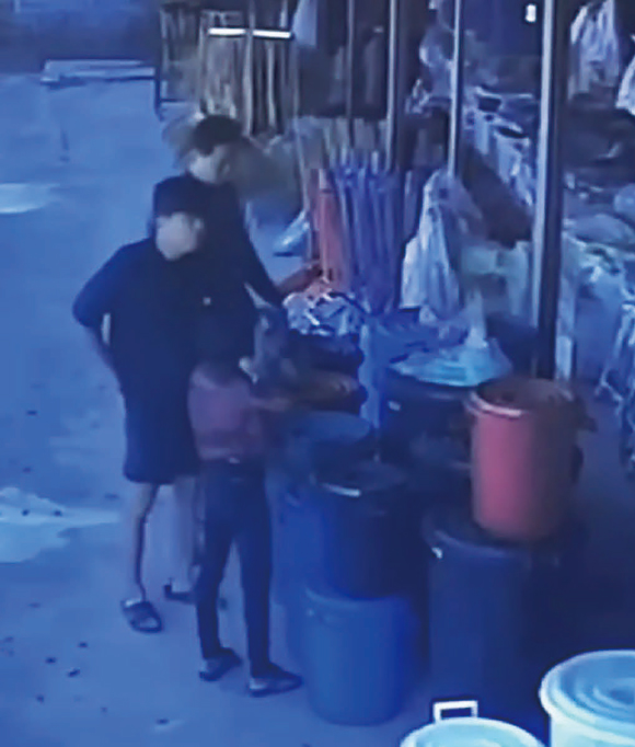 태국 현지 언론에 보도된 파타야 드럼통 살인 사건 용의자들이 드럼통을 구입하는 CCTV 장면 ⓒkomchadluek.net 화면 캡처