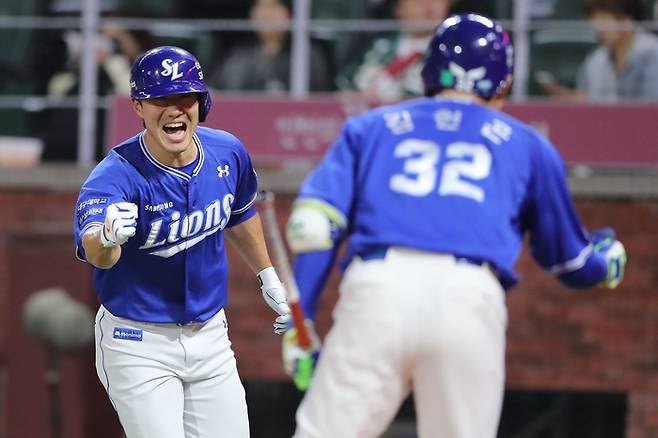 이성규(왼쪽)이 지난 16일 인천 SSG전에서 역전 투런포를 터트릭 홈을 밟은 뒤 포효하고 있다. 삼성 제공