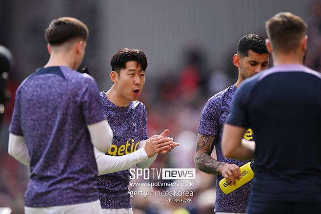 ▲ 손흥민이 최종전에서 도움 1개만 추가하면 2019-20시즌(11골 10도움), 2020-21시즌(17골 10도움)에 이어 프리미어리그에서 개인 통산 3번째 10골-10도움을 달성한다. 프리미어리그 역사를 놓고 봐도 흔한 기록은 아니다. 역대 두 번의 10골-10도움을 작성한 선수는 데니스 베르캄프, 티에리 앙리, 크리스 서턴 등이 있다. 10골-10도움을 3차례 이상 기록한 선수는 5명에 불과하다. 모하메드 살라와 디디에 드로그바가 3차례씩, 에릭 칸토나와 프랭크 램파드가 4차례씩 이 기록을 달성했다. 웨인 루니가 역대 최다 5차례나 한 시즌 10골-10도움을 기록했다.