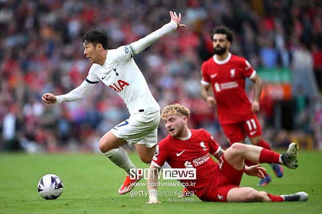 ▲ 손흥민이 최종전에서 도움 1개만 추가하면 2019-20시즌(11골 10도움), 2020-21시즌(17골 10도움)에 이어 프리미어리그에서 개인 통산 3번째 10골-10도움을 달성한다. 프리미어리그 역사를 놓고 봐도 흔한 기록은 아니다. 역대 두 번의 10골-10도움을 작성한 선수는 데니스 베르캄프, 티에리 앙리, 크리스 서턴 등이 있다. 10골-10도움을 3차례 이상 기록한 선수는 5명에 불과하다. 모하메드 살라와 디디에 드로그바가 3차례씩, 에릭 칸토나와 프랭크 램파드가 4차례씩 이 기록을 달성했다. 웨인 루니가 역대 최다 5차례나 한 시즌 10골-10도움을 기록했다.