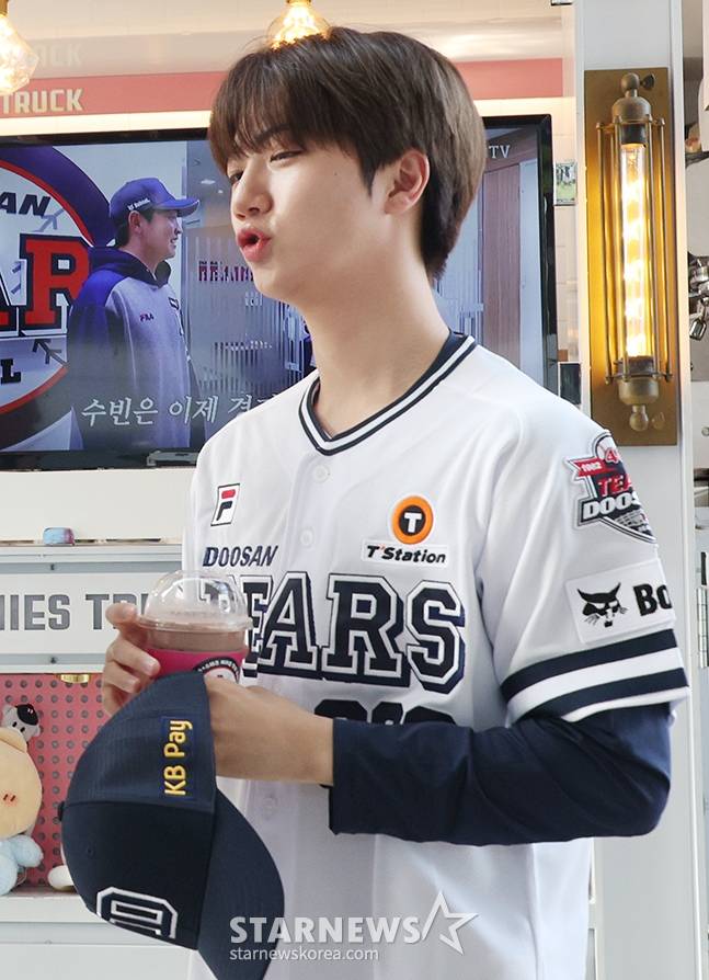 [포토] 크래비티 원진 '두린이 출신입니다'