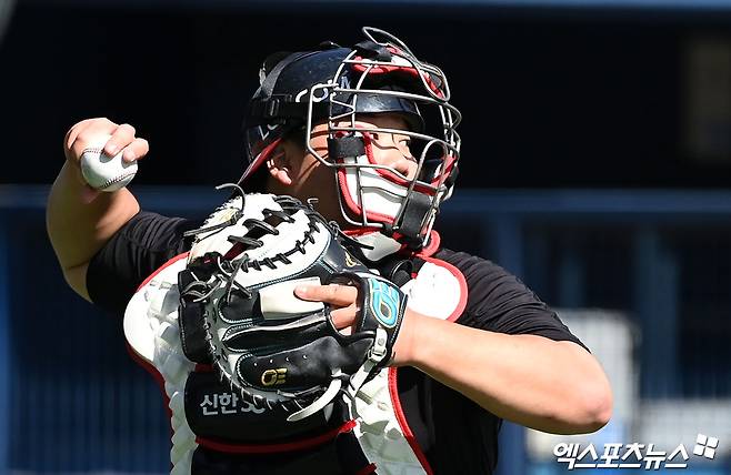 14일 오후 서울 송파구 잠실야구장에서 열리는 2024 신한 SOL Bank KBO리그 키움 히어로즈와 LG 트윈스의 경기, LG 김범석이 훈련에 임하고 있다. 엑스포츠뉴스DB