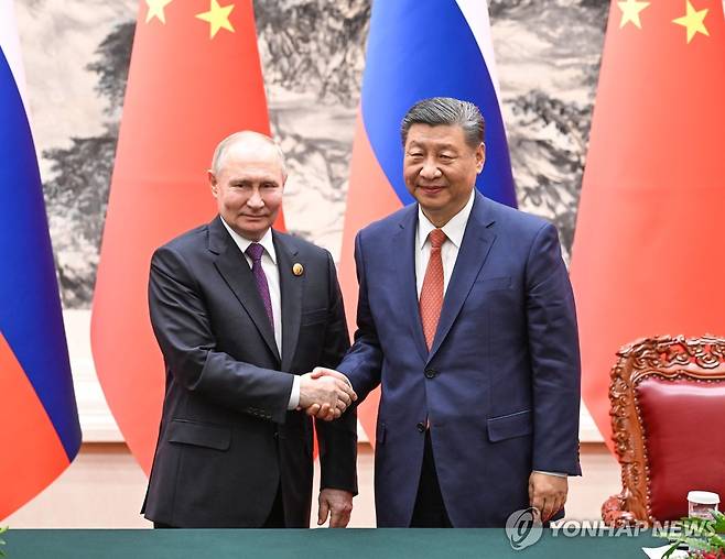 악수하는 푸틴 러시아 대통령(좌)과 시진핑 중국 국가 주석 [베이징 신화=연합뉴스]