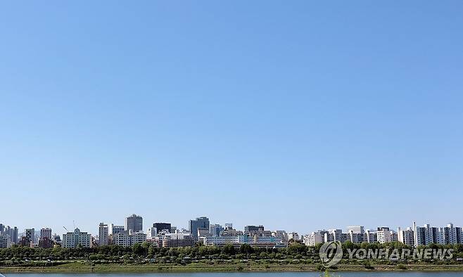 구름 한 점 없이 맑은 하늘 [연합뉴스 자료사진]