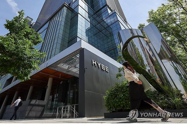 하이브, 내부 다툼에 주가에도 영향 (서울=연합뉴스) 서대연 기자 = 가요 기획사 하이브의 주가가 걸그룹 뉴진스가 소속된 산하 레이블 어도어 민희진 대표와의 갈등으로 하락세를 보이고 있다. 
    하이브는 22일 민희진 대표 등이 경영권 탈취 시도를 했다며 전격 감사에 착수한 것으로 알려졌다. 민 대표는 하이브의 또 다른 산하 레이블인 빌리프랩의 걸그룹 아일릿이 뉴진스를 카피했다는 공식입장으로 맞받아쳤다. 이 갈등의 영향 등으로 22일 하이브의 주가는 전 거래일보다 7.81％ 하락했다. 사진은 23일 오후 서울 용산구 하이브 사옥. 2024.4.23 dwise@yna.co.kr