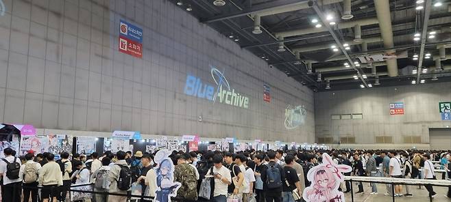 '블루 아카이브 2.5주년 페스티벌' 2차 창작 굿즈 판매되는 키보토스 마켓 대기줄.