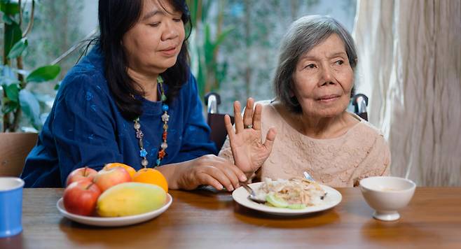 자신이 먹는 음식에 대해 까다롭지 않은 노인들이 까다로운 또래보다 인지 기능이 더 나은 것으로 나타났다. [사진=게티이미지뱅크]