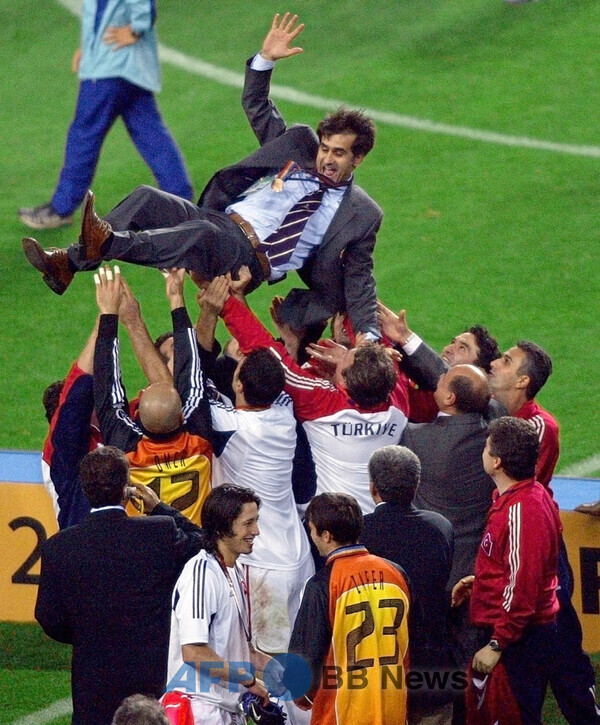 2002 한일월드컵에서 한국을 이기고 3위를 확정한 후 터키 선수단에게 헹가래를 받는 셰놀 귀네슈 감독.ⓒAFPBBNews = News1