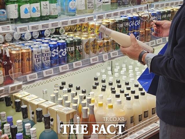 17일 서울 서초구 SSG푸드마켓 신세계백화점 강남점 주류 코너를 방문한 한 소비자가 막걸리 제품을 살펴보고 있다. /우지수 기자