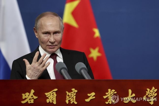블라디미르 푸틴 러시아 대통령이 17일(현지시간) 중국 하얼빈공과대학에서 연설하고 있다. [이미지출처=연합뉴스]