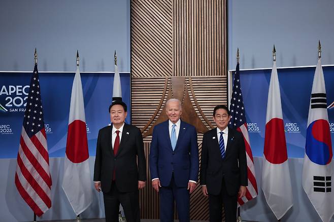 윤석열 대통령(왼쪽부터)과 조 바이든 미국 대통령, 기시다 후미오 일본 총리가 지난해 11월 미국 샌프란시스코에서 아시아·태평양경제협력체(APEC) 정상회의 주간에 열린 한미일 정상 회동에서 기념 촬영하고 있다. /뉴스1