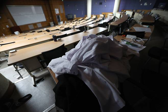 지난 4월 8일 오전 비대면으로 수업을 재개한 경북대학교 의과대학 강의실이 조용한 모습을 보이고 있다. /연합뉴스
