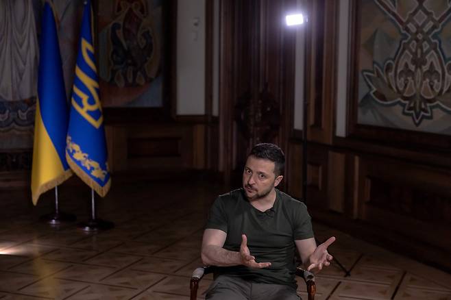 17일 우크라이나 수도 키이우에서 AFP와 인터뷰하고 있는 볼로디미르 젤렌스키 우크라이나 대통령/AFP 연합뉴스