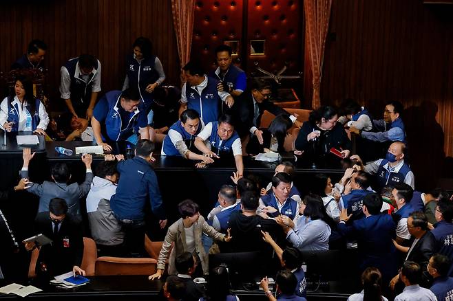 17일 대만 타이베이 입법원(국회)에서 입법원 개혁법안 투표를 앞두고 여당 민진당 의원들과 제1야당 국민당 의원들이 몸싸움을 하고 있다./로이터 뉴스1