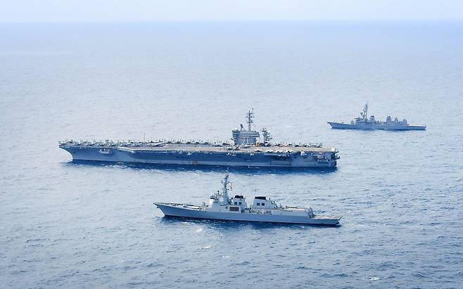 한미 해군과 일본 해상자위대가 지난 4월 11일 제주 남방 공해상에서 한미일 해상훈련을 하고 있다. /해군 제공