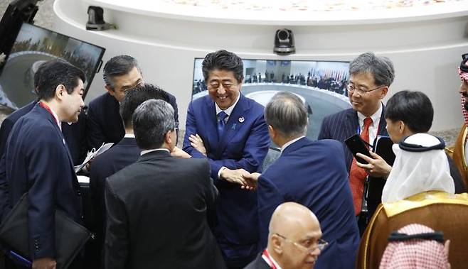 문재인 전 대통령이 2019년 6월 오사카 국제컨벤션센터 인텍스 오사카에서 열린 G20 정상회의 세션 시작에 앞서 아베 신조 일본 총리에게 인사를 건네고 있다. ⓒ뉴시스