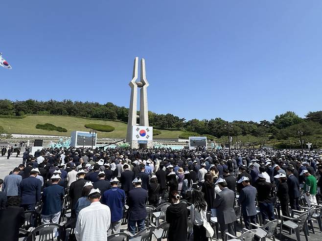 18일 광주 북구 국립5·18민주묘지에서 열린 5·18민주화운동 제44주년 기념식에서 참석자들이 추모 묵념을 하고 있다. (공동취재) 뉴스1