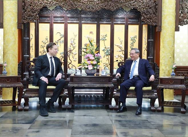 테슬라의 일론 머스크 최고경영자(CEO)가 지난 4월 28일 중국 베이징에서 리챵 중국 총리와 만나고 있다. 신화연합뉴스