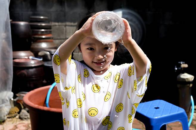 2020년 6월 이태환 크리에이티브 디렉터의 5살 딸 소을이가 물놀이를 하고 있다. 이태환 제공