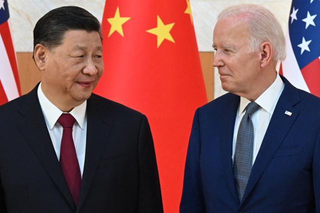 조 바이든(오른쪽) 미국 대통령이 2022년 11월 인도네시아 발리 누사두아에서 열린 주요 20개국(G20) 정상회의에서 시진핑 중국 국가주석과 마주 보고 있다. 누사두아=AFP 연합뉴스