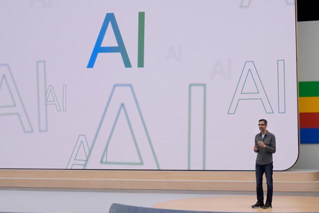 순다르 피차이 구글 최고경영자(CEO)가 14일(현지시간) 미 캘리포니아주 마운틴뷰에서 열린 ‘구글 연례 개발자 회의(I/O)’에서 생성형 인공지능(AI)의 미래에 대해 설명하고 있다. AP 연합뉴스