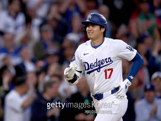 오타니가 18일 다저스타디움에서 열린 2024 MLB 신시내티 레즈와의 경기에서 2점 홈런을 터뜨린 뒤 베이스를 돌고 있다. 사진=게티이미지