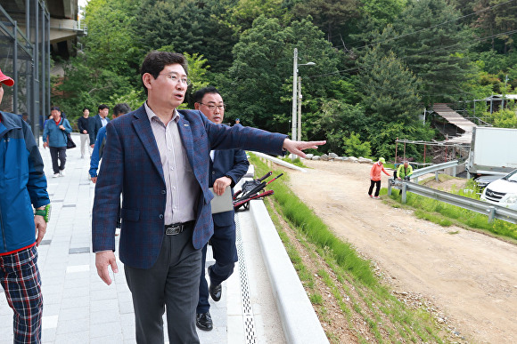 이상일 용인특례시장이 지난 17일 처인구 역북동 공공체육시설을 방문해 현장을 점검하고 있다. [사진=용인특례시]