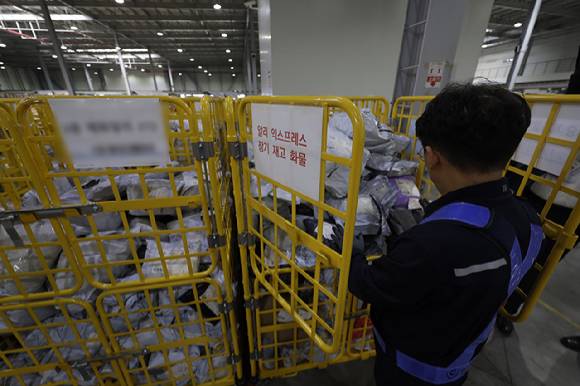 16일 인천 인천공항본부세관 수출입통관청사에서 세관 관계자가 알리 익스프레스 장기 재고 화물을 정리하고 있다. 2024.05.16. [사진=뉴시스]