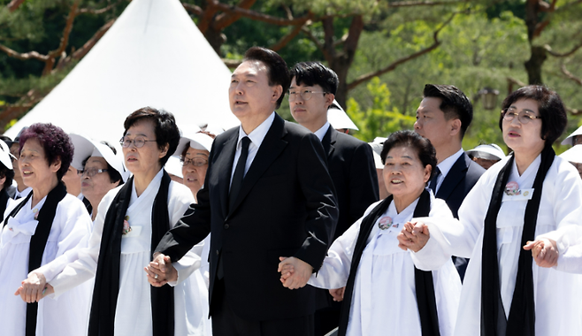 제44주년 광주 5·18 민주화운동 기념식에 참석해 '임을 위한 행진곡'을 제창하는 윤 대통령(사진, 대통령실)