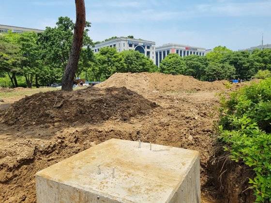 17일 오전 11시, 여의도공원 잔디마당. 계류식 가스기구 '서울의 달' 설치 공사 현장. 박종서 기자