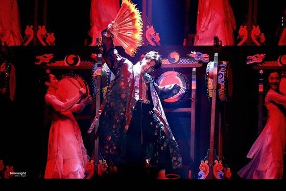 2018년 멜론뮤직어워드에서 삼고무를 춘 BTS 제이홉.