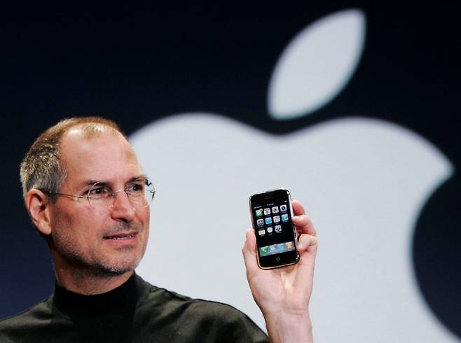 스티브 잡스 애플 창업자가 2007년 1월 애플 신제품 발표 행사에서 아이폰을 공개하고 있다. /한경DB