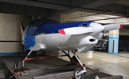 아파트 주차장에 주차된 트레일러에 경비행기가 실려 있다. 사진=보배드림