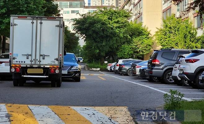 자동차가 빼곡하게 주차된 한 아파트 단지 모습. 사진=오세성 한경닷컴 기자